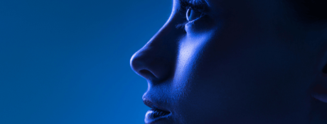 Lumière bleue et peau : le nouveau défi beauté de la rentrée