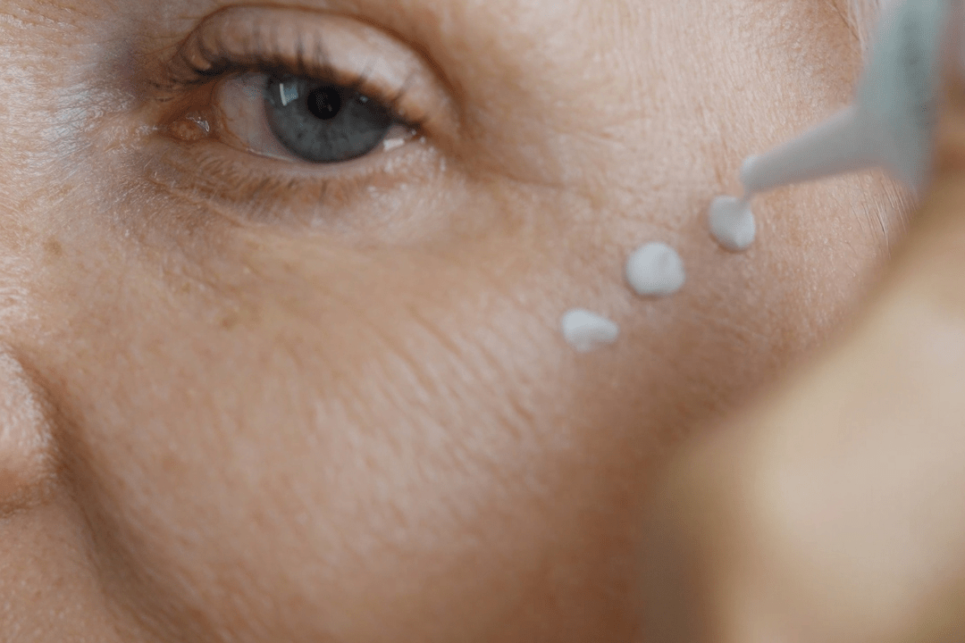 Crème contour des yeux : à partir de quel âge commencer ?