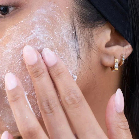 Poudre exfoliante pour le visage : l'alternative douce aux gommages traditionnels