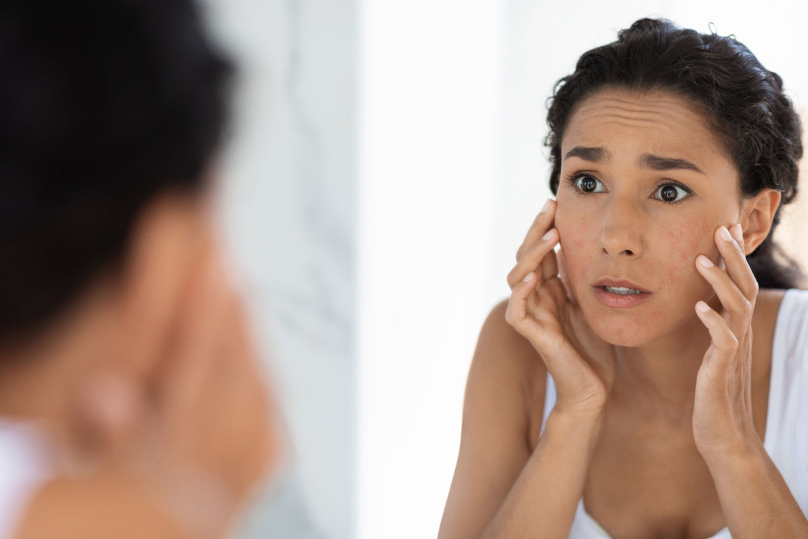 Boutons, microkystes, rougeurs : comprendre les imperfections du visage adulte