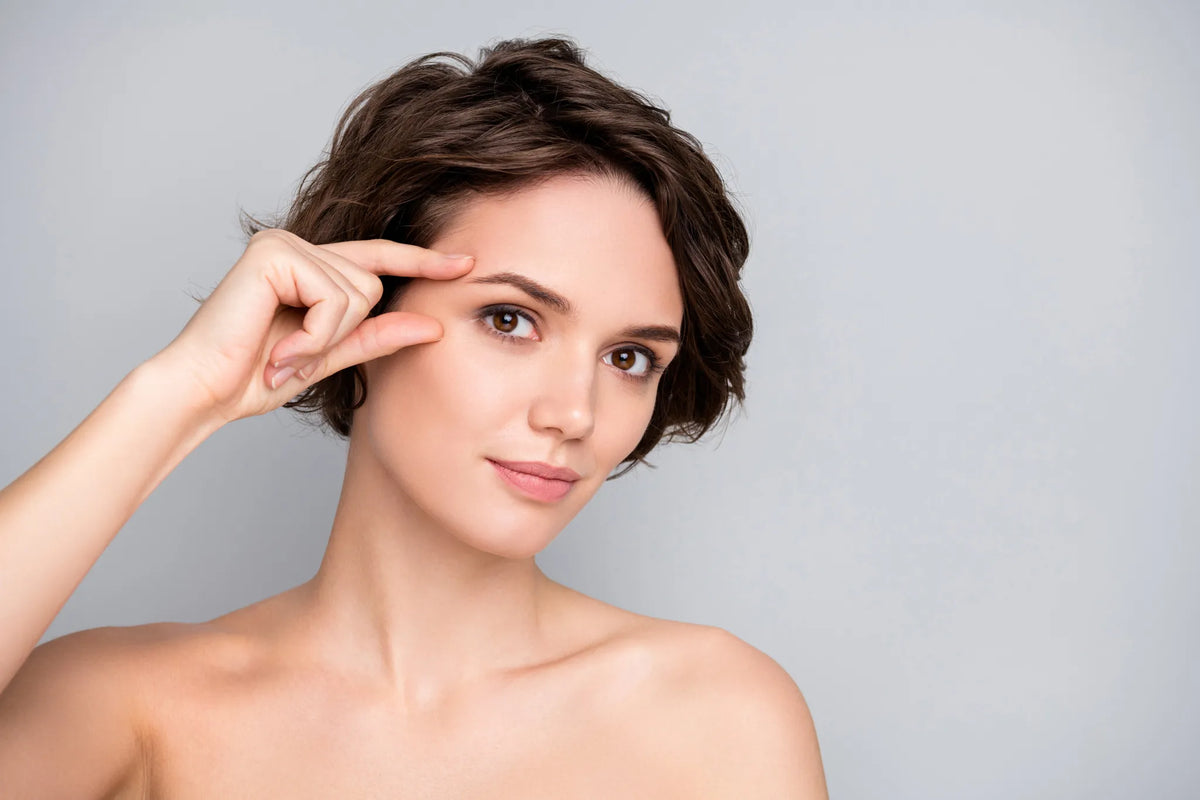 Soin contour des yeux pour décongestionner les poches du matin