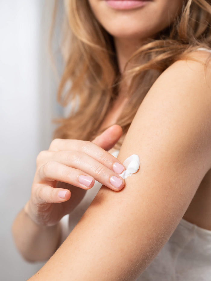 Application crème sur bras