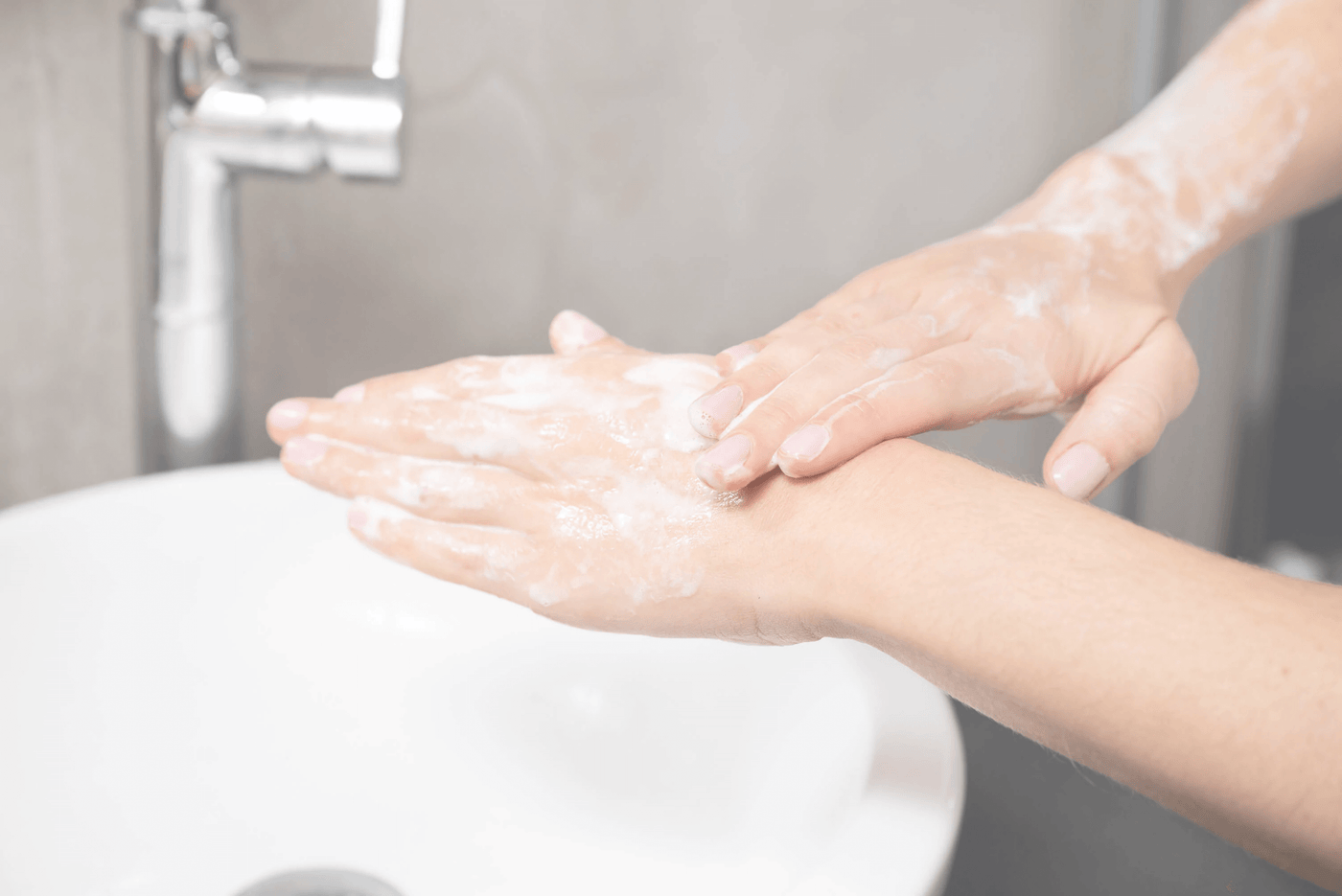 Image main lavage mousse